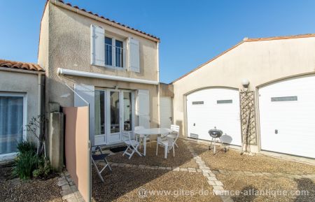 G&icirc;te n&deg;17G16243 Ars-en-R&eacute; - Charente-Maritime - photo