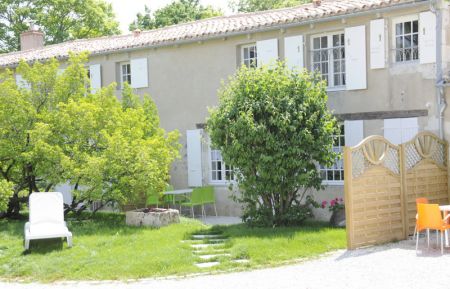 G&icirc;te n&deg;17G26084 La Rochelle - Charente-Maritime - GITE FACADE ET JARDIN
