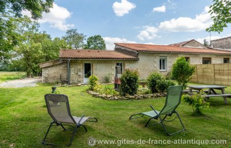 G&icirc;te n&deg;17G55162 D&oelig;uil-sur-le-Mignon - Charente-Maritime - photo