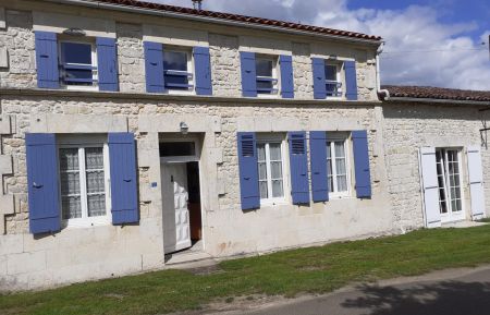 G&icirc;te n&deg;17G75098 Villars-en-Pons - Charente-Maritime - Exterieur cot&eacute; rue