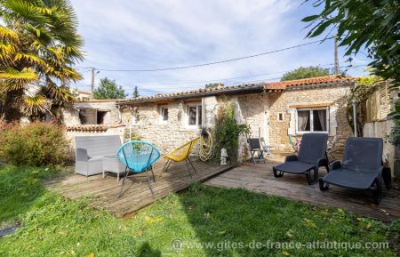 G&icirc;te n&deg;17G65067 Le Gua - Charente-Maritime - Terrasses avec salon de jardin et coin d&eacute;tente
