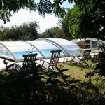 La piscine, chaises longues &agrave; disposition.