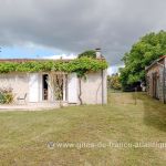 Vu d'ensemble, &agrave; droite les anciennes granges de la ferme. Non utilis&eacute;es.