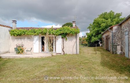 G&icirc;te n&deg;17G84311 Saint-Sulpice-de-Royan - Charente-Maritime - Vu d'ensemble, &agrave; droite les anciennes granges de la ferme. Non utilis&eacute;es.