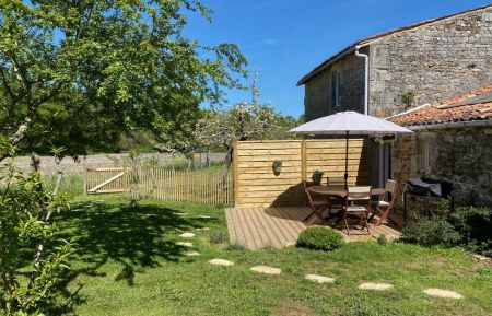 G&icirc;te n&deg;17G75100 Varzay - Charente-Maritime - La terrasse privative