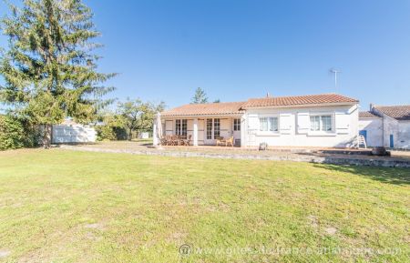 G&icirc;te n&deg;17G65010 Beaugeay - Charente-Maritime - Maison avec terrasse couverte et salon de jardin