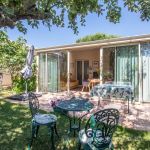 Jardin ombrag&eacute;, terrasse , tables et relax.