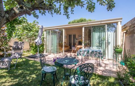 G&icirc;te n&deg;17G26144 Lagord - Charente-Maritime - Jardin ombrag&eacute;, terrasse , tables et relax.