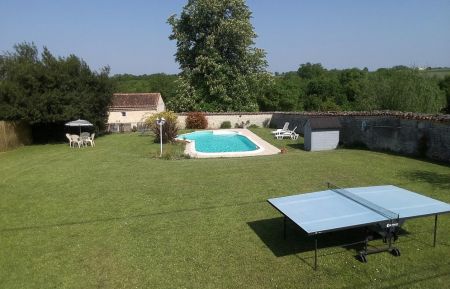 G&icirc;te n&deg;17G51046 Neuvicq-le-Ch&acirc;teau - Charente-Maritime - jardin avec piscine