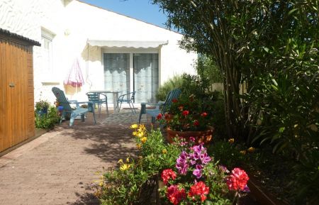 G&icirc;te n&deg;17G72050 Meursac - Charente-Maritime - entr&eacute;e du g&icirc;te, terrasse privative ensoleill&eacute;e le matin, &agrave; l'ombre l'apr&eacute;s-midi cabanon pour rangement. prise &eacute;lectrique pour gril fourni, barbecue (charbon de bois)