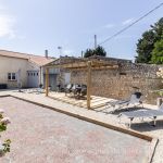 Grande cour au calme, avec salon de jardin sous pergola et terrain de pétanque Grande cour au calme, avec salon de jardin sous pergola et terrain de pétanque