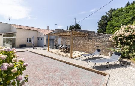 G&icirc;te n&deg;17G84255 Chenac-Saint-Seurin-d'Uzet - Charente-Maritime - Grande cour au calme, avec salon de jardin sous pergola et terrain de p&eacute;tanque