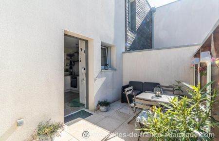 G&icirc;te n&deg;17G26278 Puilboreau - Charente-Maritime - Terrasse Nord, prendre son repas, griller viande et l&eacute;gumes &agrave; la plancha ou
 d&eacute;guster un bon caf&eacute;.
