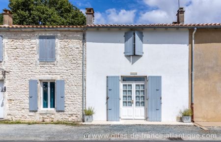 G&icirc;te n&deg;17G35052 Puyravault - Charente-Maritime - Entr&eacute;e ind&eacute;pendante pr&egrave;s du portail du Clos de la Garenne