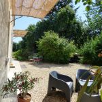 ext&eacute;rieur terrasse devant la maison et le jardin ombrag&eacute; privatif