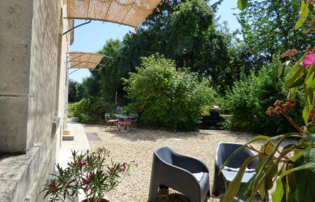G&icirc;te n&deg;17G51063 Aulnay - Charente-Maritime - ext&eacute;rieur terrasse devant la maison et le jardin ombrag&eacute; privatif