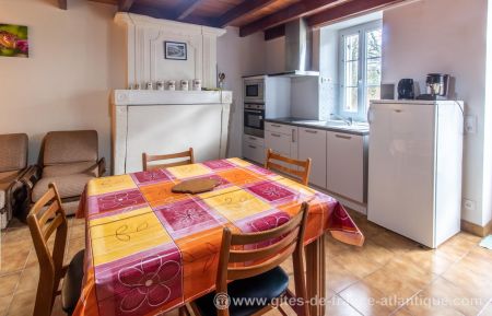 G&icirc;te n&deg;17G93134 Soubran - Charente-Maritime - voici la vue de la cuisine 