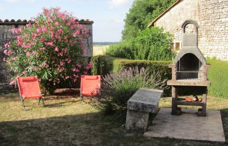 G&icirc;te n&deg;17G93002 Allas-Bocage - Charente-Maritime - Barbecue et coin repos