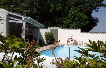 G&icirc;te n&deg;17G72071 Th&eacute;nac - Charente-Maritime - Piscine entour&eacute;e de murs et de plantes