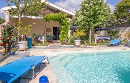 G&icirc;te n&deg;17G26144 Lagord - Charente-Maritime - Piscine et salon ext&eacute;rieur.