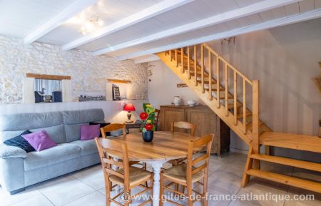 G&icirc;te n&deg;17G72088 Thaims - Charente-Maritime - Salon et s&eacute;jour en rez-de-chauss&eacute;e