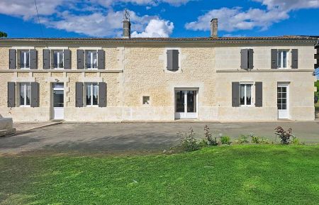 G&icirc;te n&deg;17G75099 Rioux - Charente-Maritime - Fa&ccedil;ade maison 