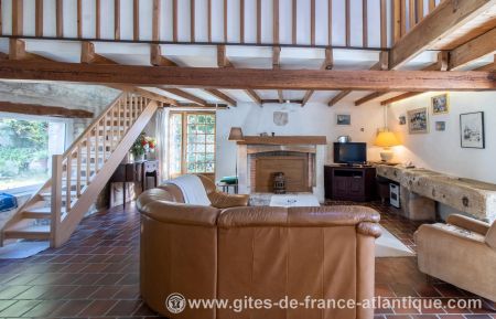 G&icirc;te n&deg;17G35013 Thair&eacute; - Charente-Maritime - Salon
