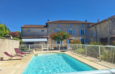 G&icirc;te n&deg;17G51193 Fontaine-Chalendray - Charente-Maritime - photo