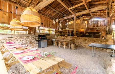 G&icirc;te n&deg;17G93312 La Clotte - Charente-Maritime - Salon d'&eacute;t&eacute; (Ancienne bergerie) devant la piscine