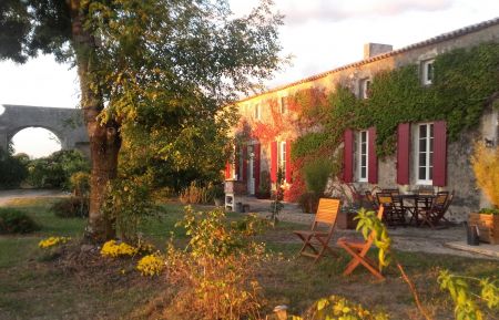 G&icirc;te n&deg;17G93236 Saint-Bonnet-sur-Gironde - Charente-Maritime - Coucher de soleil automnal