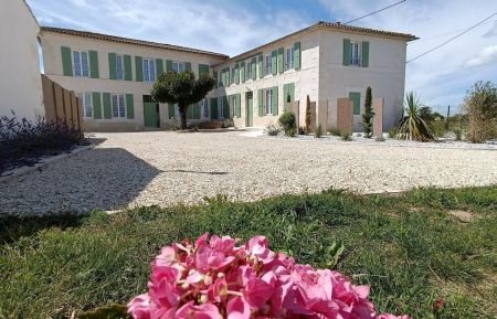 G&icirc;te n&deg;17G84294 &Eacute;pargnes - Charente-Maritime - Les ext&eacute;rieurs en Juillet