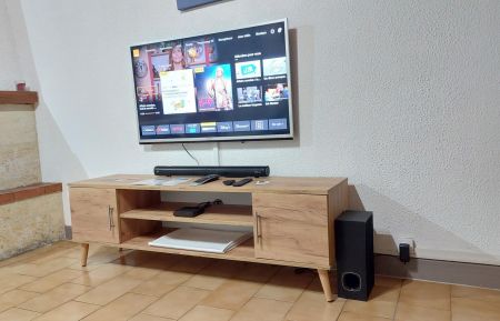 Grand écran, barre de son et caisson basse bluetooth Gîte n°17G93319 Saint-Pierre-du-Palais - Charente-Maritime - Grand écran, barre de son et caisson basse bluetooth